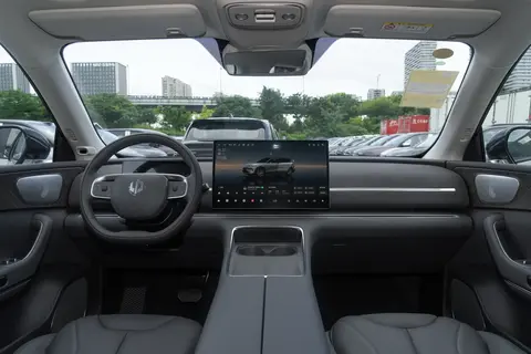 15万级SUV！标配8295芯片+双叉臂悬架，家用优选