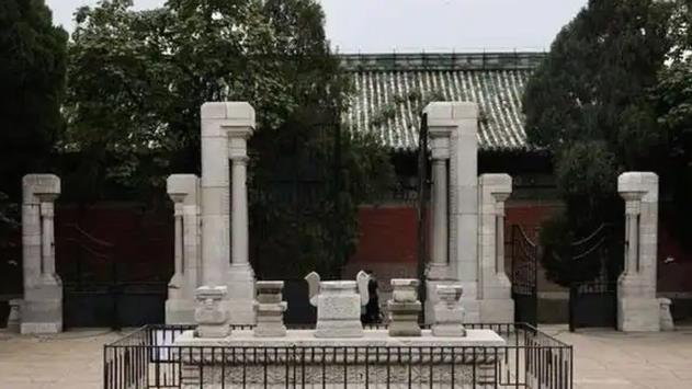 袁世凯病逝后葬在安阳，建国后有人提议平掉，毛主席：留给后人吧