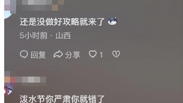 西装老外误闯云南泼水节，淡定走在“枪林弹雨”！评论区笑不活