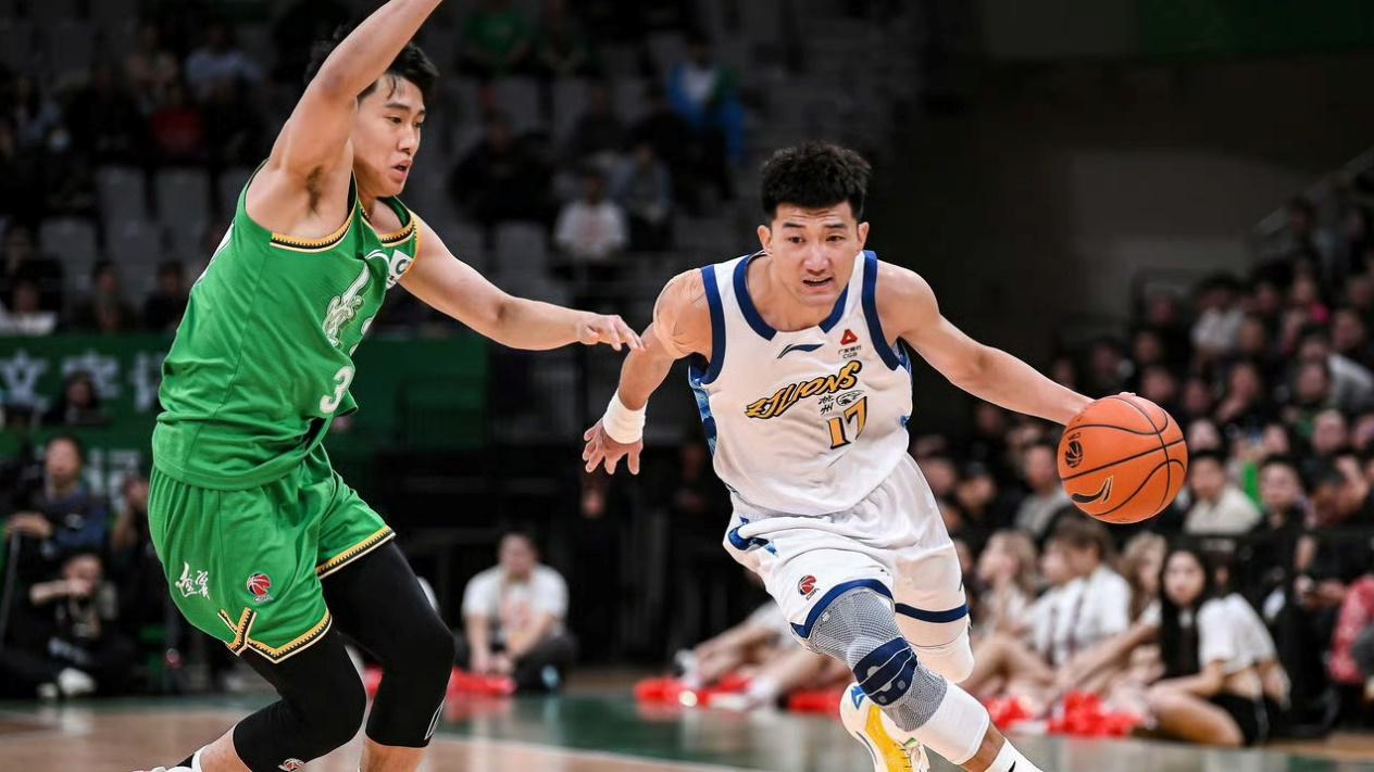 18分大胜，广厦队集体暴走！胡金秋26+9定海神针，孙铭徽8+12沦为蓝领