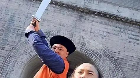 古代犯人刀架脖子时，骂皇帝一句会怎样？