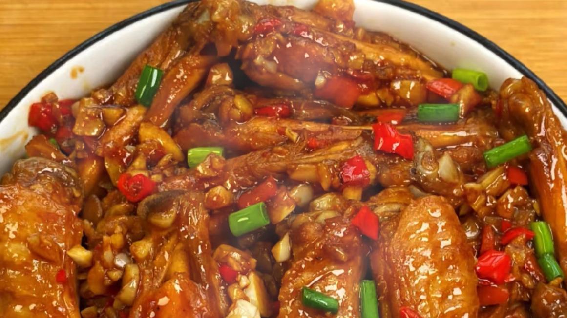 好吃到吮手指！蒜香鸡翅鲜嫩多汁