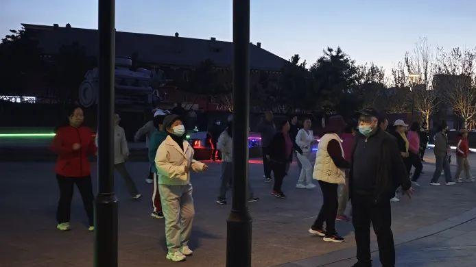 城市健身运动：夜色下的文体魅力