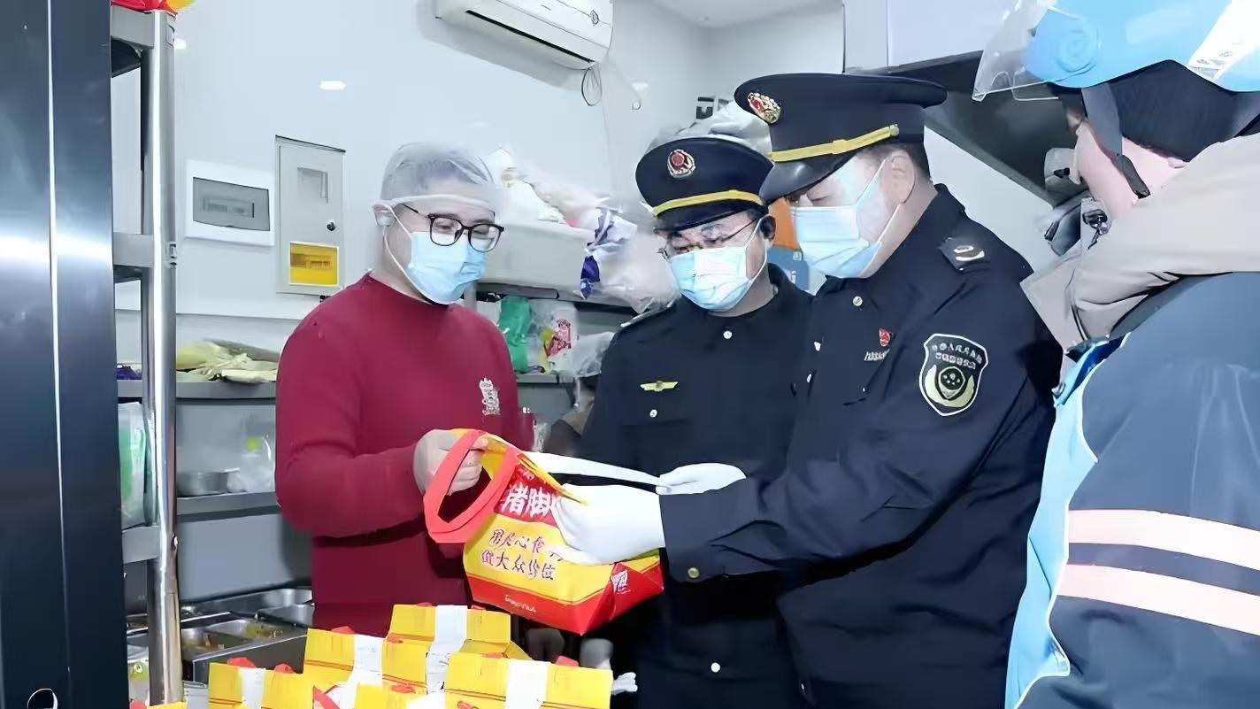 外卖监管再升级，封签、明厨、大数据如何守护你的餐桌安全？