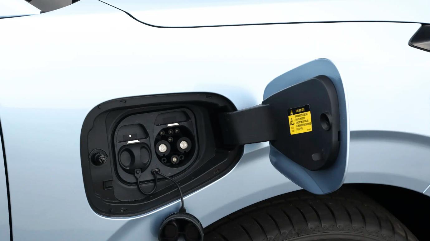 起步6.28万有没有威力？极狐T1电动钢炮，2770mm轴距可不小