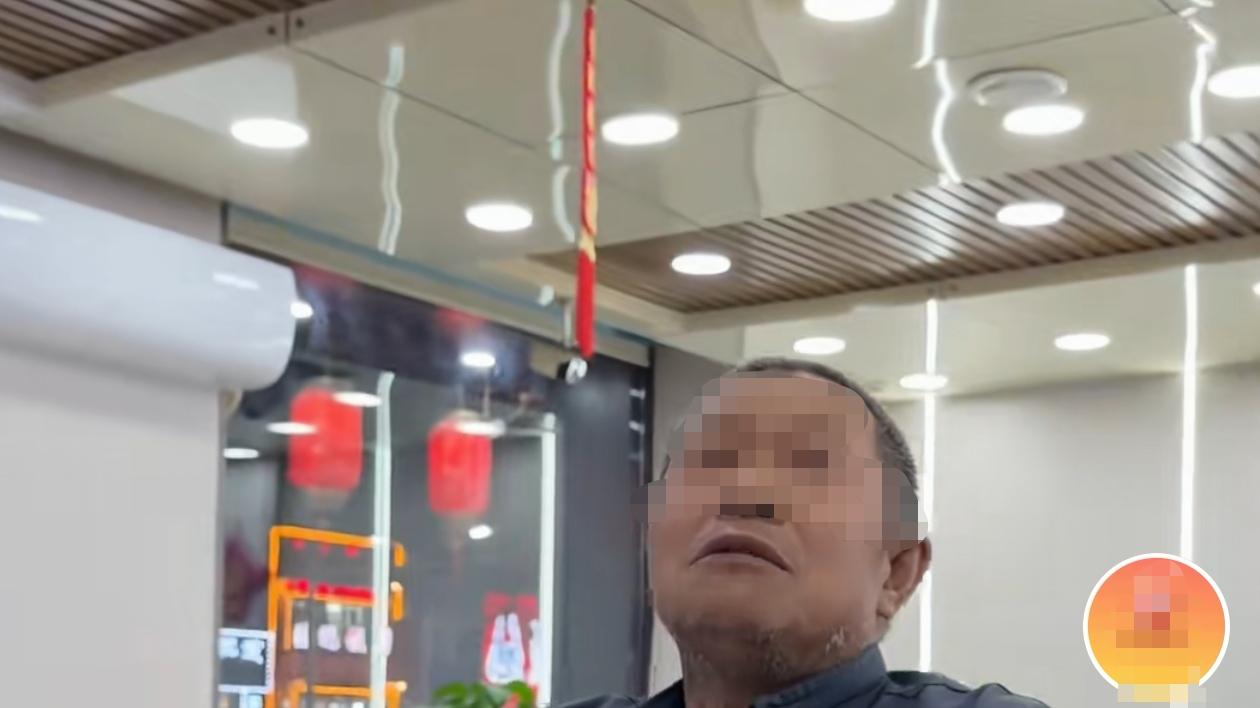 9旬老人拖走饭店操作台，店家20元赎回：可笑背后藏着多少无奈