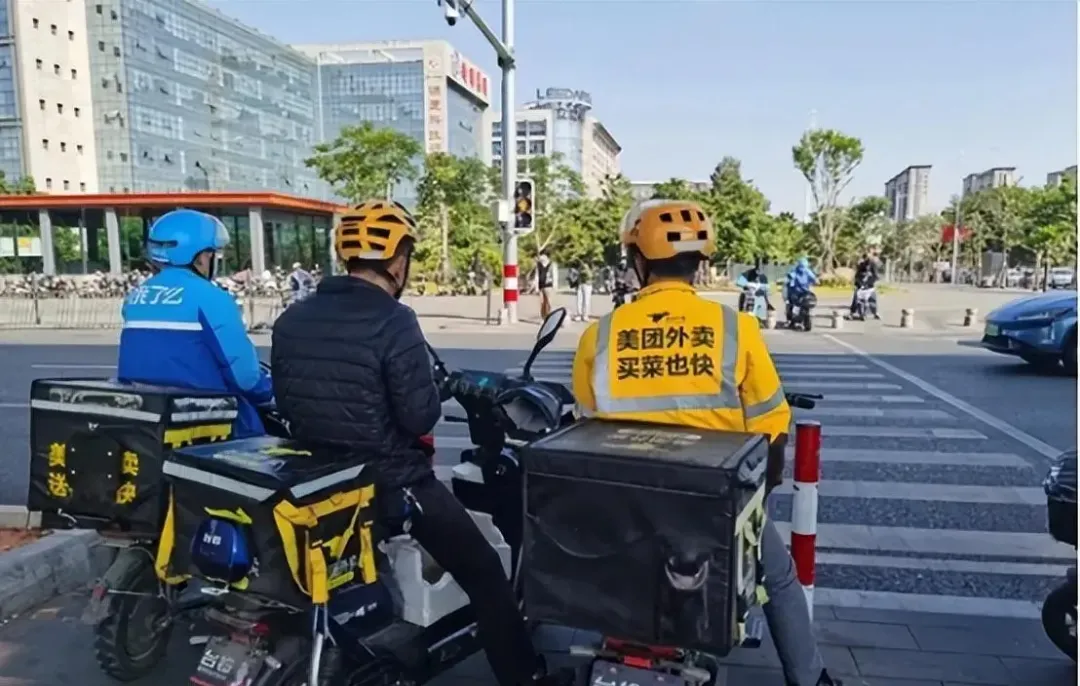 给百万骑手上社保，比纠结“谁先发消息”更重要