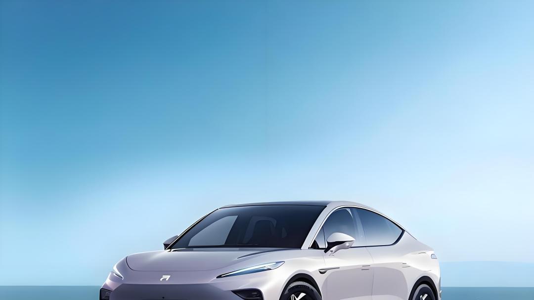 我求DeepSeek推荐两款新能源车，它是这样回答的