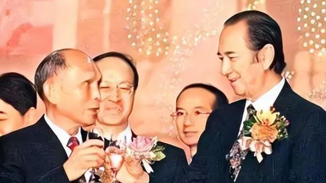 霍启山与何超欣同场无互动，暗击联姻传闻，却展露豪门交际规则