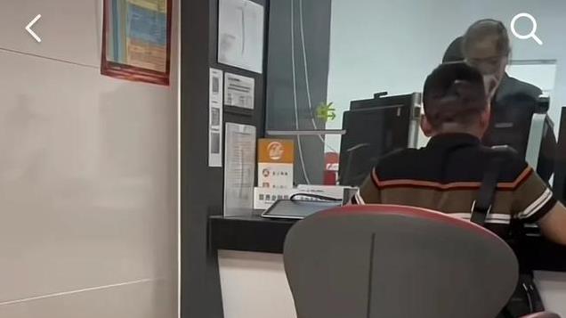 男子银行取4.5万现金，被问用途后当场发飙：不想刷卡你咬我吗？