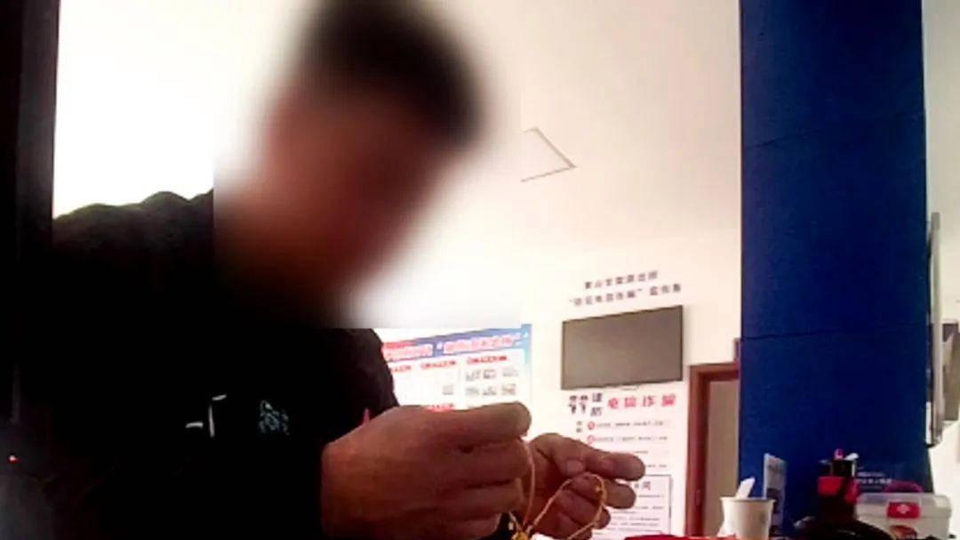 80克黄金惊现路边！女子捡到后竟…警方介入揭开真相！