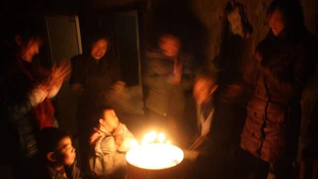 那年除夕夜，一个妇女带着女儿在我家歇脚：能收留我们娘俩一晚吗