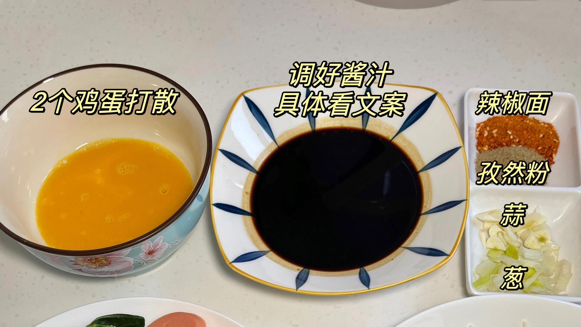 一口回到童年！这碗黑乎乎的路边摊炒面让我舔盘了