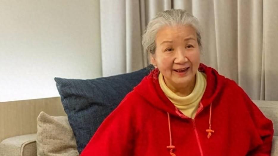 戏里儿孙满堂，戏外无儿无女，因事业终身未育的曹翠芬后悔吗？