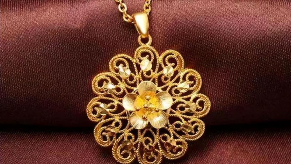 不宜带金的四个生肖，你知道么? “火克金”，因此，属火的生肖