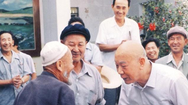 他曾主政新疆20年，却被抓捕游街，四儿子被活活打死