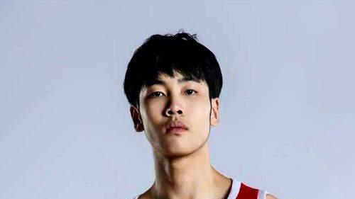 冲筐暴扣+背转身过人！18岁新星美高封神 他能成下一个丁彦雨航？