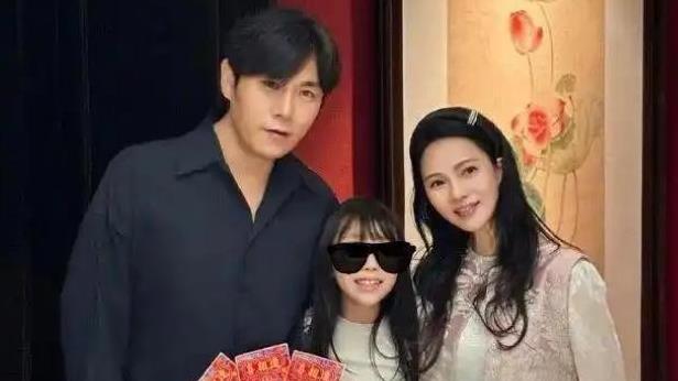 她是作精女王也是人生赢家，二婚嫁小10岁秦昊，她的幸福，是演技还是真情流露？