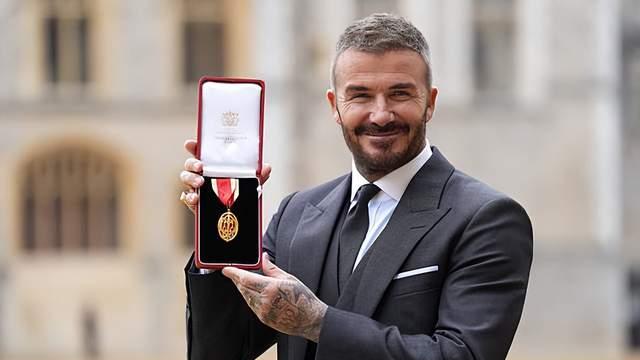 50岁小贝获得英王室勋章！贝嫂穿小黑裙头戴黑纱太美了，小贝发福