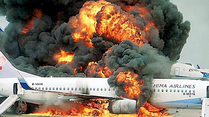 为何发生空难时，航空公司宁可赔几十亿，也不允许乘客跳伞逃生？