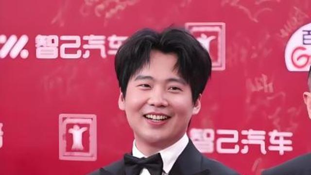 6月18日，上海国际电影节红毯上，郭麒麟西装笔挺，从容淡定地走在镜头下，这一刻他是真正的男主角