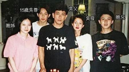 吴尊在文莱豪宅过年，Max在家舞狮，neinei比妈妈漂亮，她腿好长