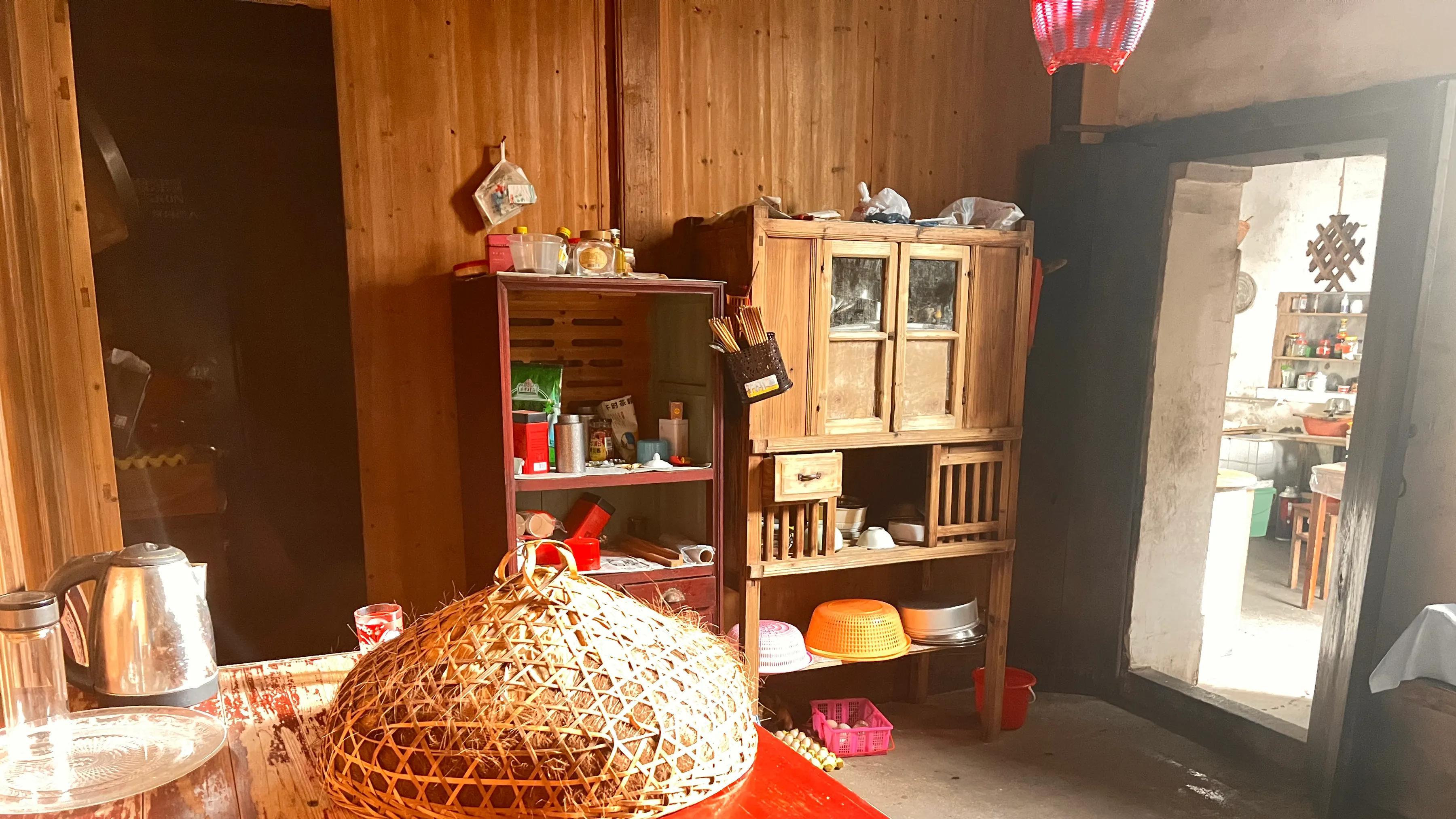 村书记的退休金全都用来还了“酒债”