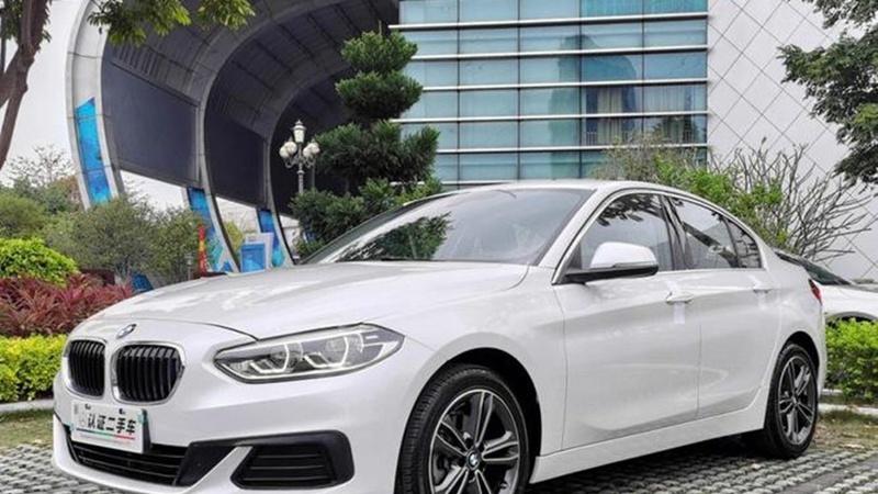 宝马1系特别版发布，星空顶篷全系可选，氛围灯颜色增至32种