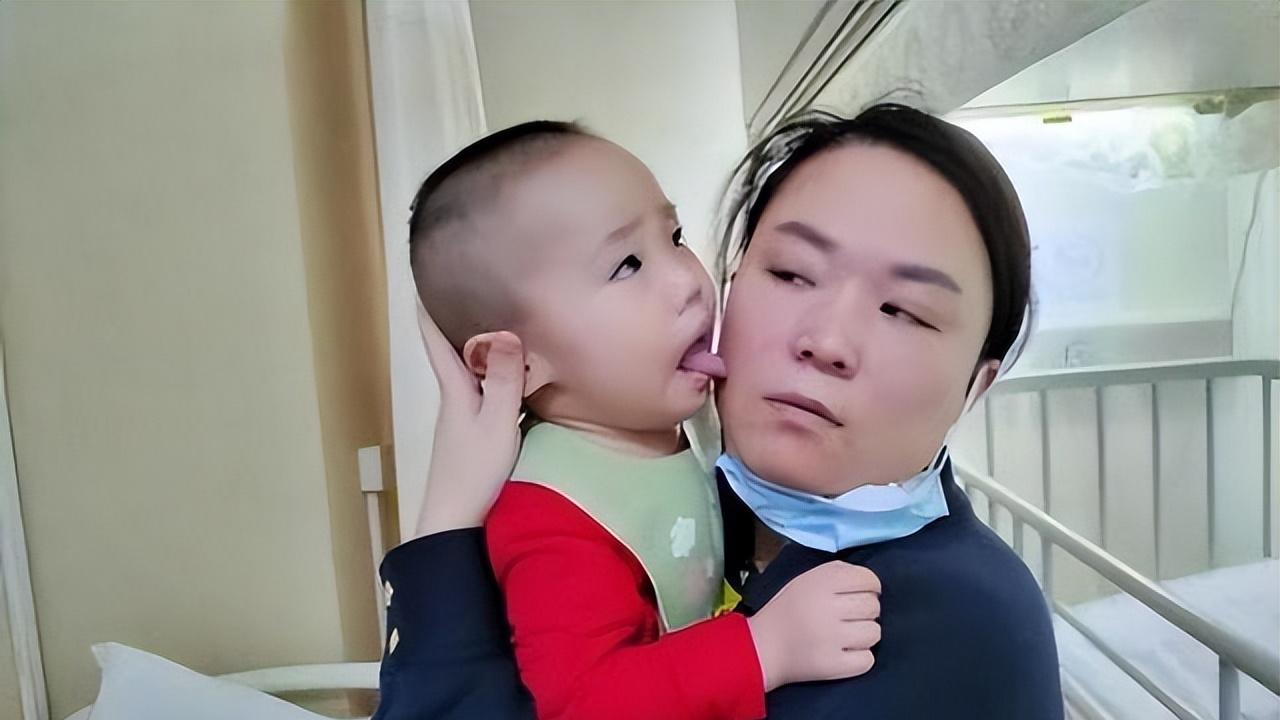 黑龙江女子二婚试管生下双胞胎，仅过一年，妈妈痛哭：不该生他们
