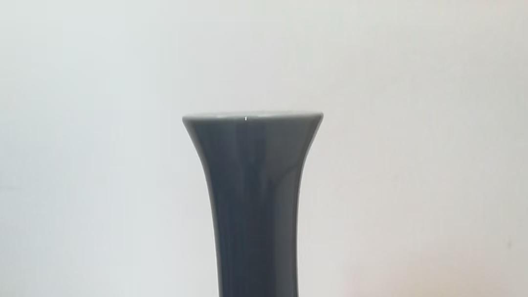 一抹霁蓝锁清秋 康熙蓝釉赏瓶里的单色釉绝唱