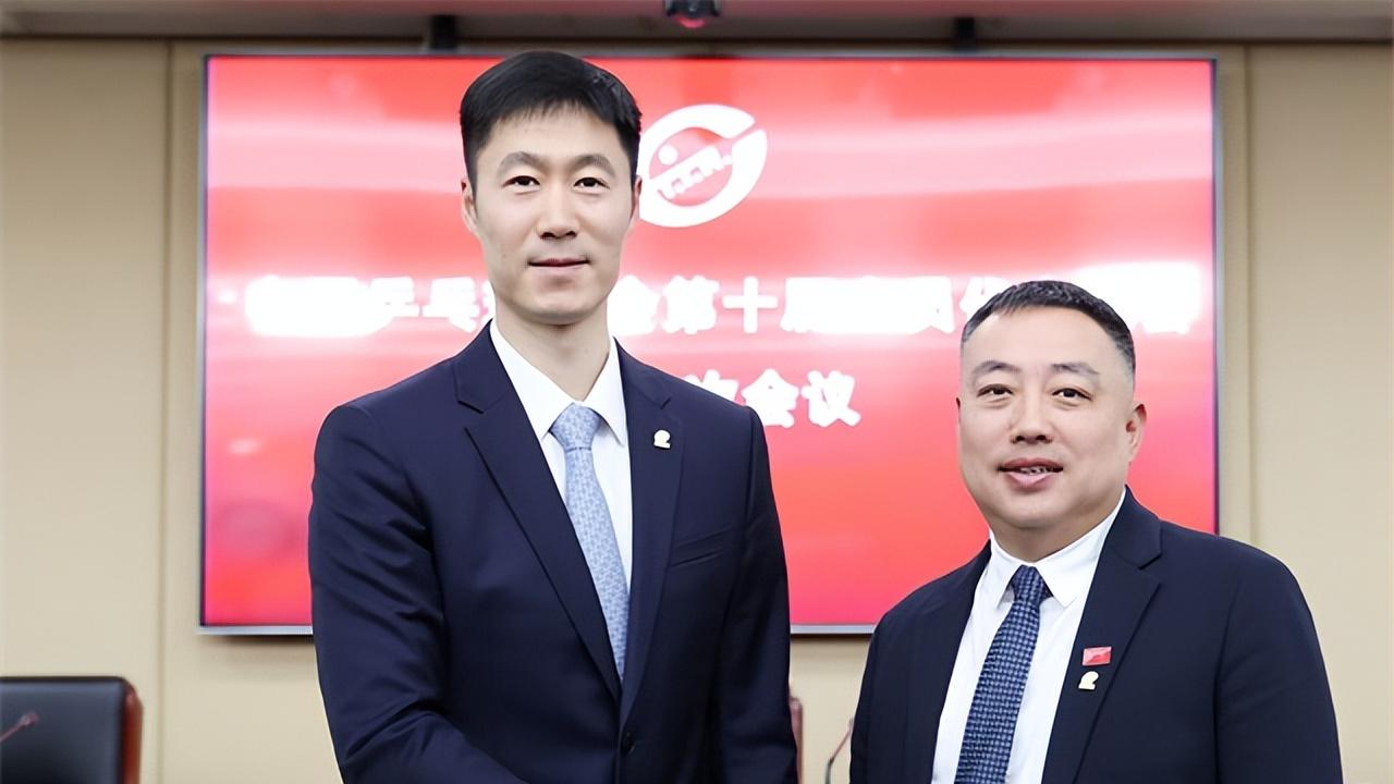 张本智和真记仇！解释赢下王楚钦脱衣庆祝原因，给王励勤敲警钟