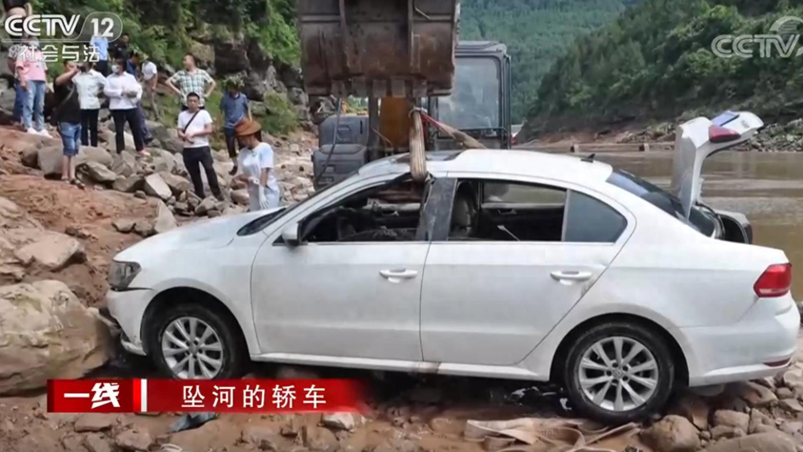 “不复合就同归于尽”！男子带女友冲河，手刹未拉、档位在前进挡，是意外还是预谋？