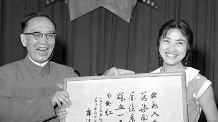 24岁封后到80多岁住养老院，与初恋相守60多年的逆袭人生