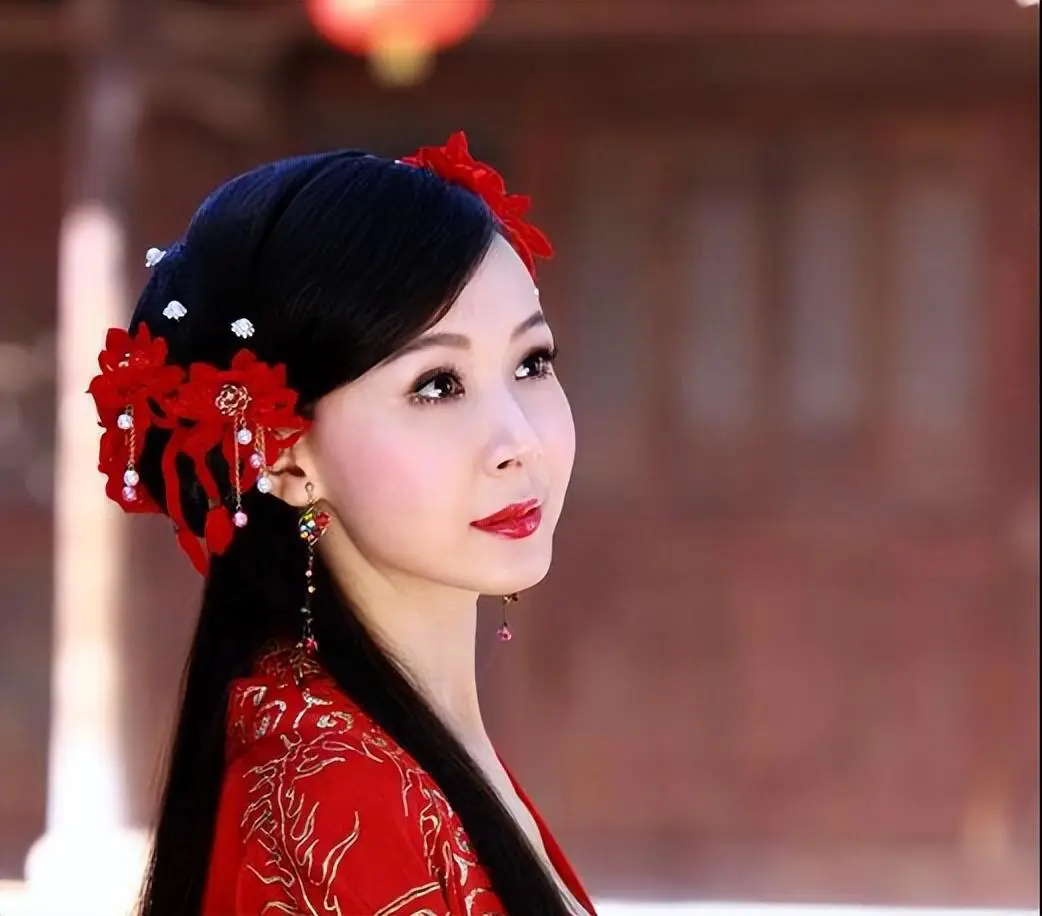 “惯三”萧蔷：以美出名，却成富豪玩具，至今无人敢娶