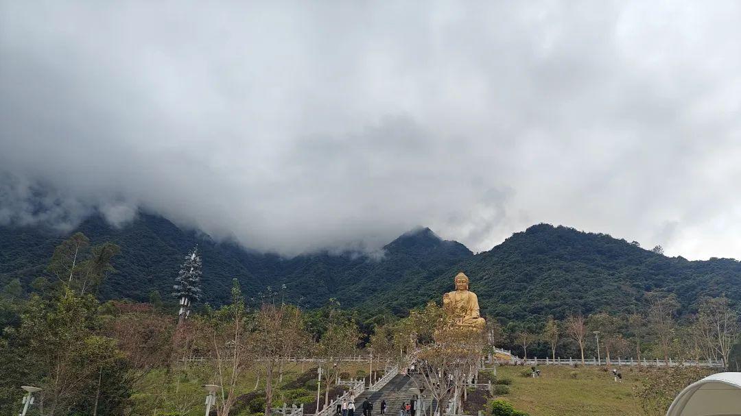 海丰莲花山将有很多人前去祈福，香火缭绕，人山人海！