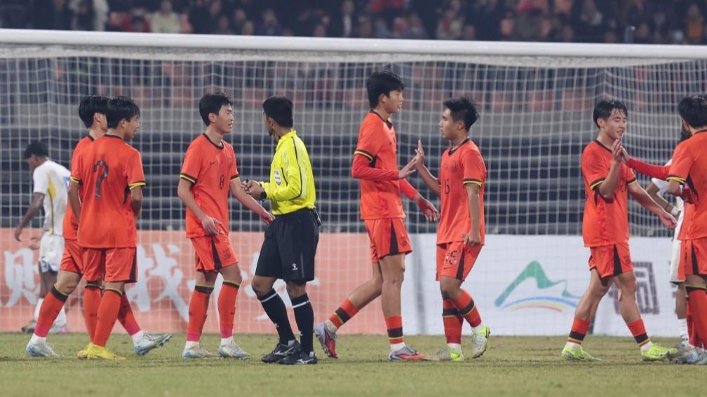 喜讯！U16国足中场加盟贝尔格莱德红星，刚穿队服合照