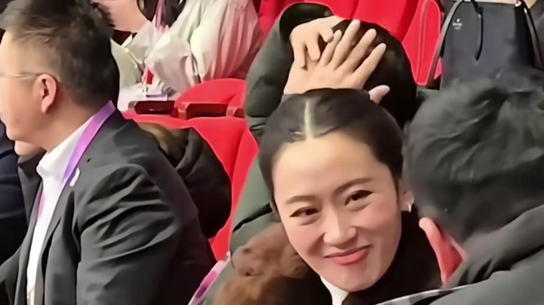 佩通坦安全返泰！变换季装展现惊人魅力，丈夫携两子前往机场迎接，四人家庭重聚一堂。