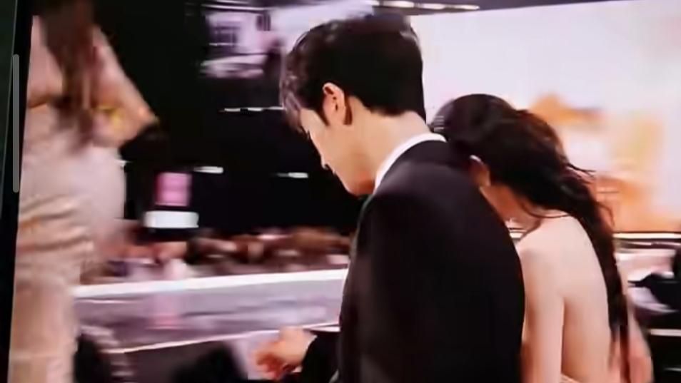 “摔”出热搜！孟子义三连跪，李昀锐慌乱一捞全网嗑疯，2025最抓马名场面来了