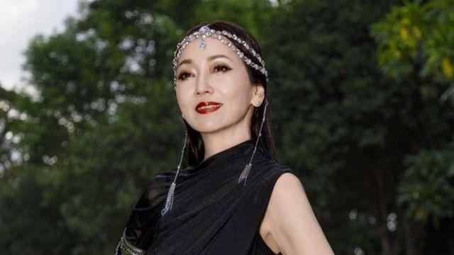 赵雅芝穿黑色长裙气质优雅，精美头饰尽显异域风情，71岁不显老态