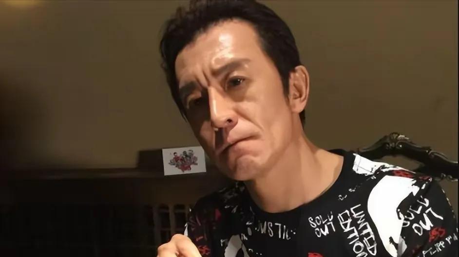 离世四年，回头再看遗孀哈文的选择，才知道李咏到底有多聪明