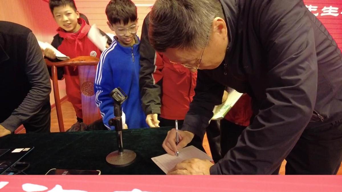 以孝治家领导小组特邀两弹元勋邓稼先之子邓志平、开国上将宋任穷之子宋京波为慈明学校作爱国主题讲座