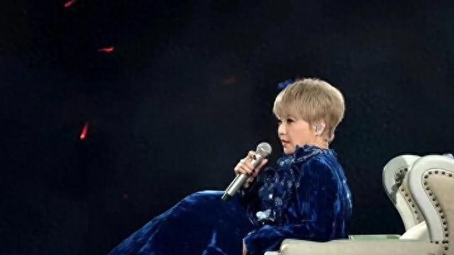 突发意外！59岁陈慧娴穿近20厘米高跟鞋摔倒