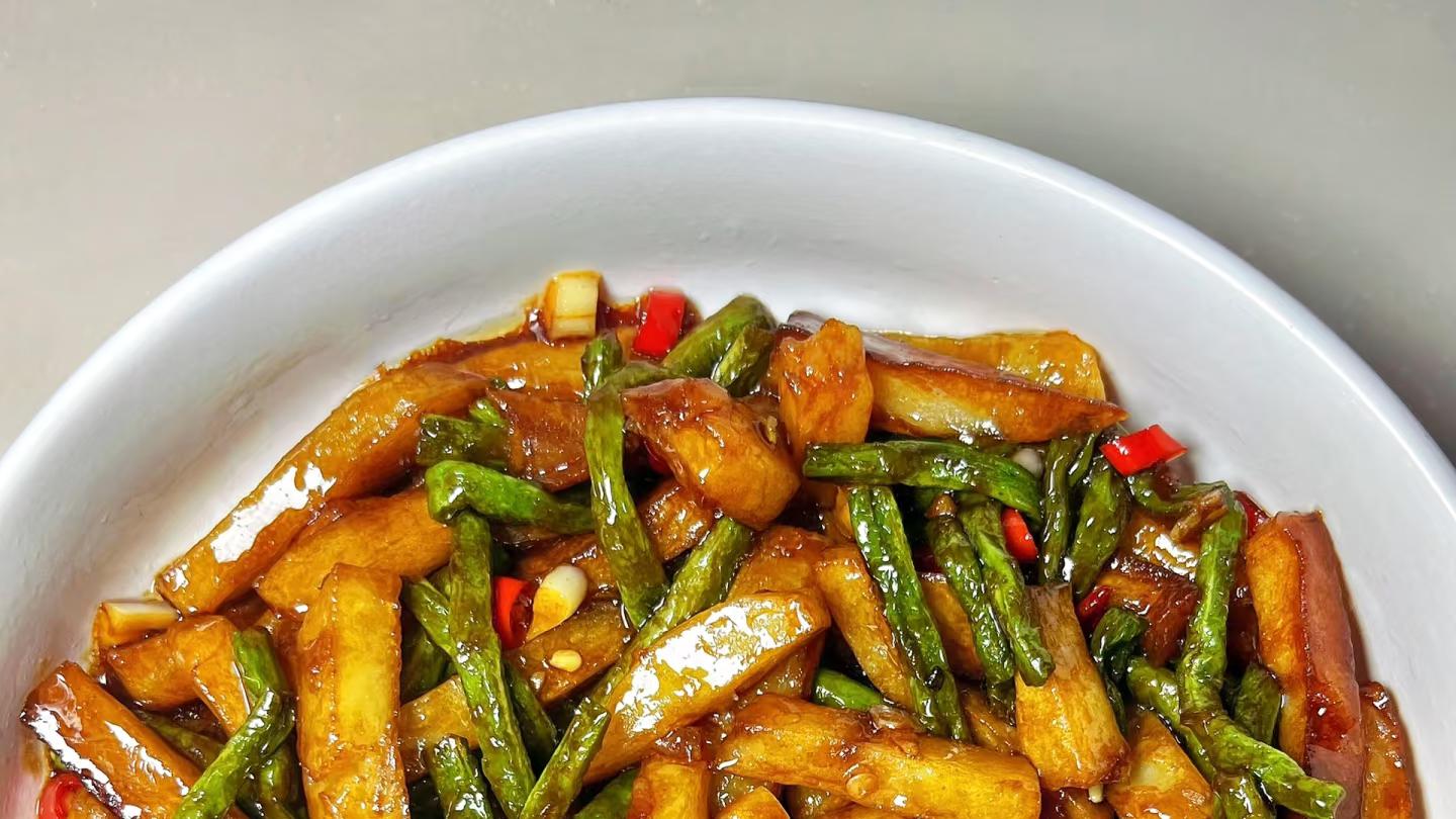 快来瞧！土豆炖豆角这样做，香到邻居来敲门