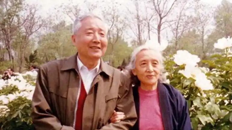 第一位扮演毛主席的演员于是之，毛主席观看后，提了一点建议