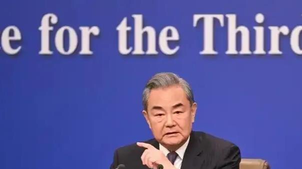 印度在边境问题上讲条件，王毅外长接招并反将一军，摆出了四个字