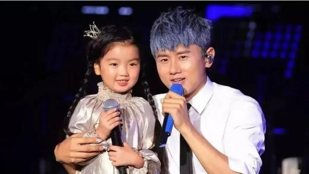 张杰演唱会放了三位女儿的语音 童言童语萌化了