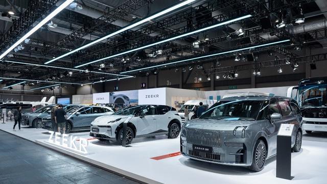 吉利控股集团科技阵容首次亮相香港车博会 远程超级VAN投入香港“大黄蜂”的士车队