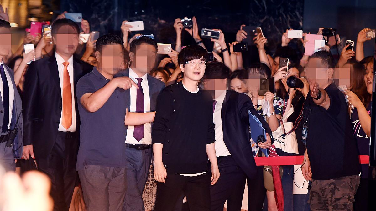 **刘宇宁演唱会秒罄背后：一场粉丝经济的现象级狂欢**