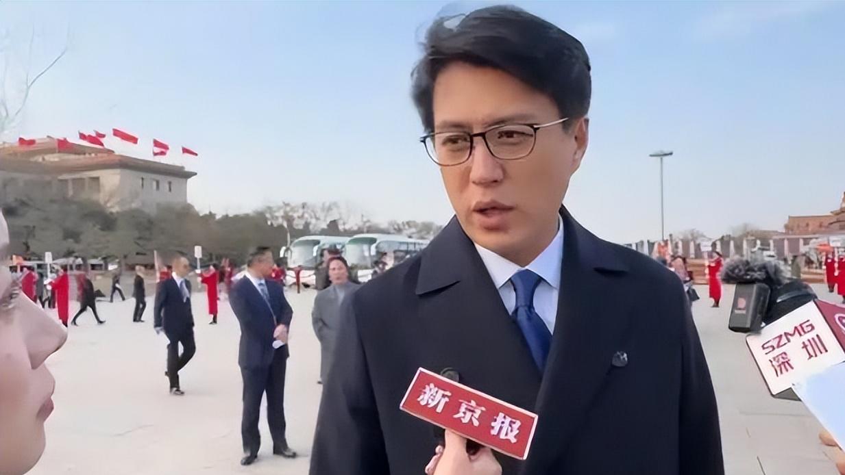 人民大会堂要求明星素颜上阵，没了团队包装，遍地普男普女