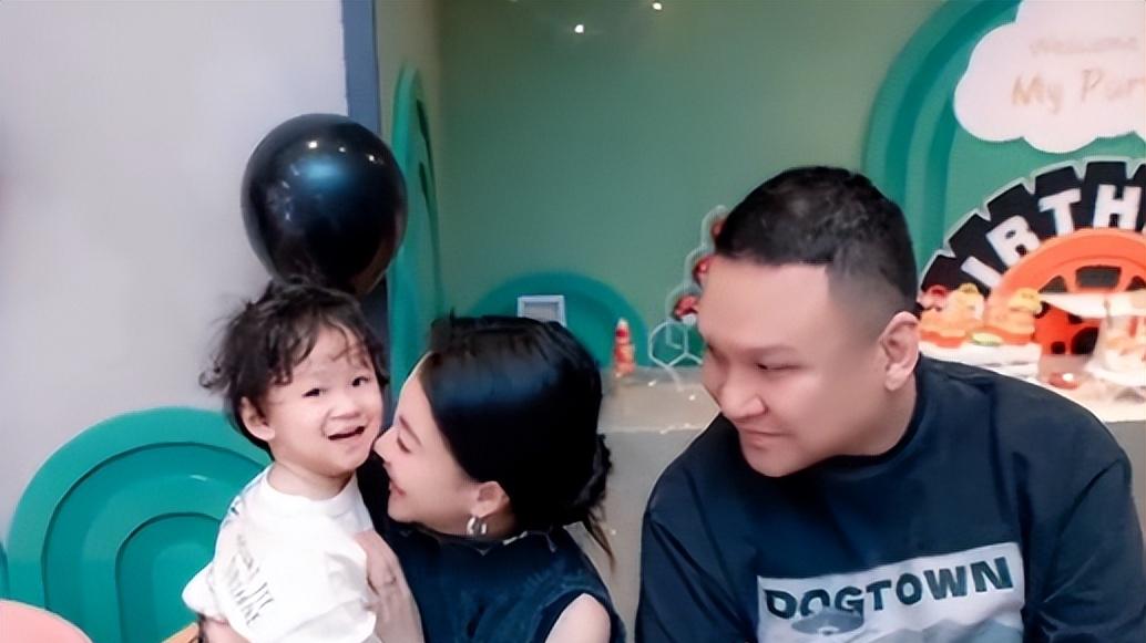 她好声音没夺冠，却嫁给爱奇艺副总裁，34岁生俩娃，活成人生赢家